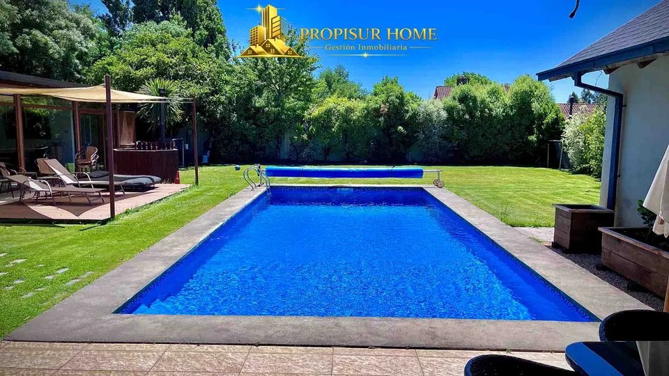 Piscina de gran tamaño en casa exclusiva en venta en Angol, amplio jardín y terraza para disfrutar en familia