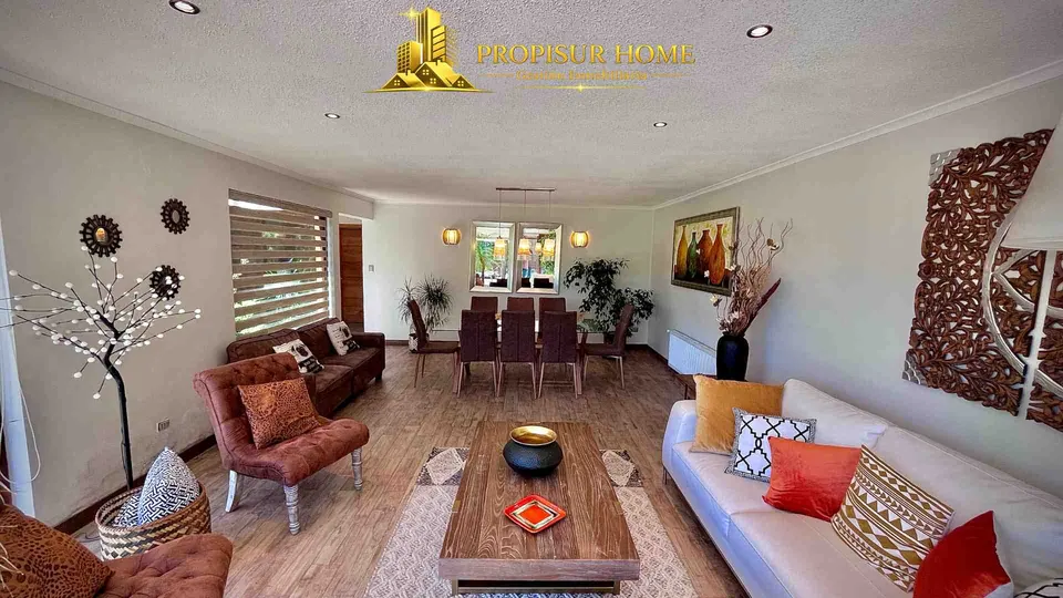 Living principal de casa exclusiva en venta en Angol con amplios espacios y comedor integrado