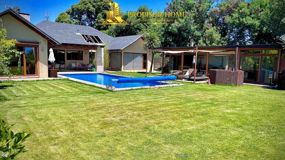 Jardín, piscina y terraza de casa exclusiva en venta en Angol con amplios espacios exteriores