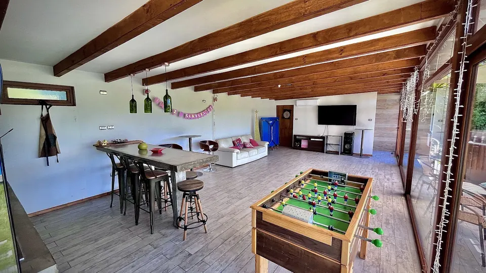 Sala de juegos y fiestas con vigas a la vista