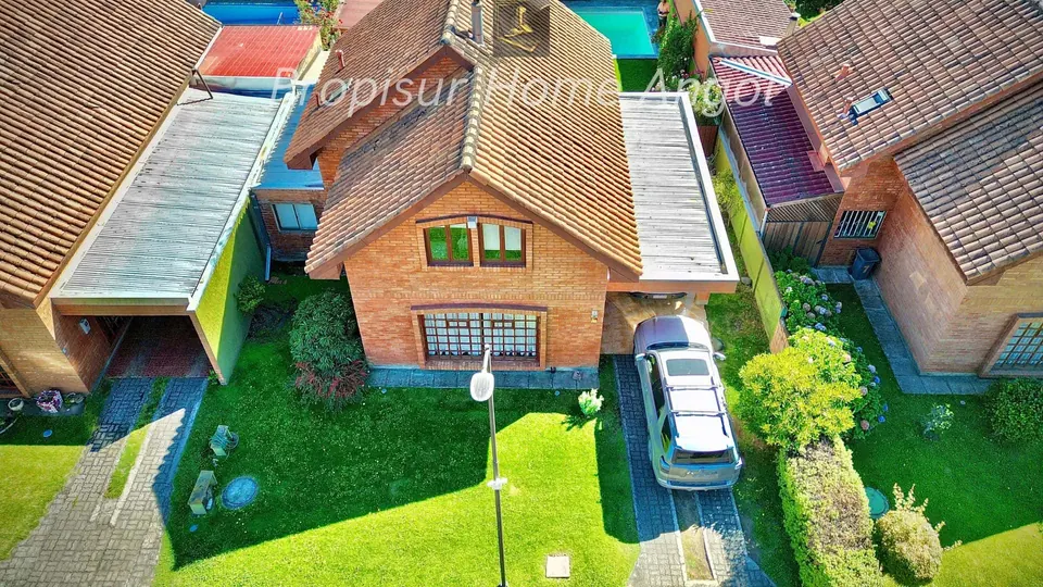 Vista aérea de casa en venta en Angol con piscina | Condominio Puertas de Hierro