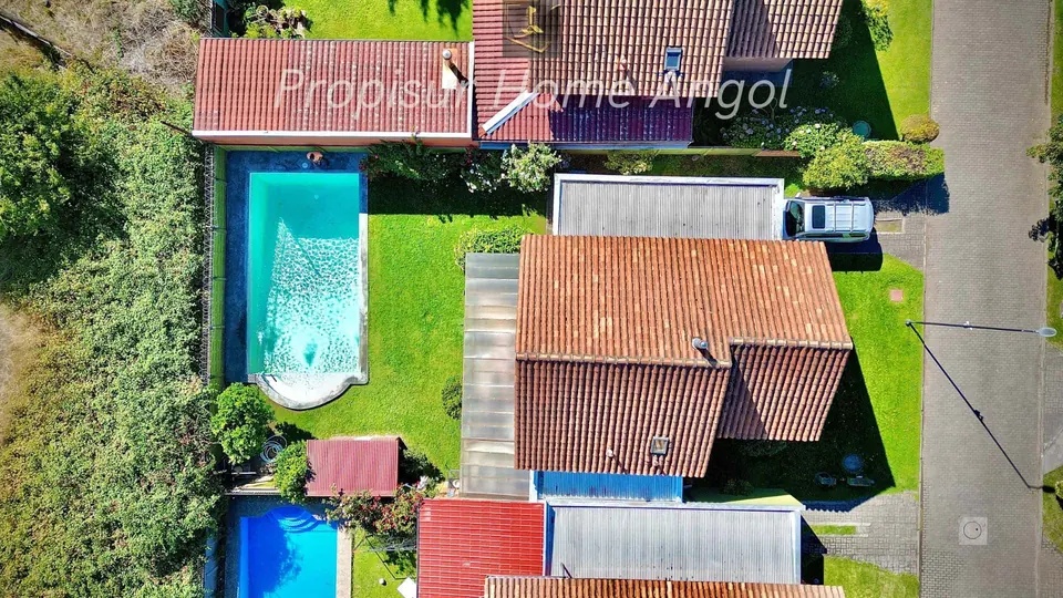 Vista aérea de casa en venta en Angol | Condominio Puertas de Hierro con piscina