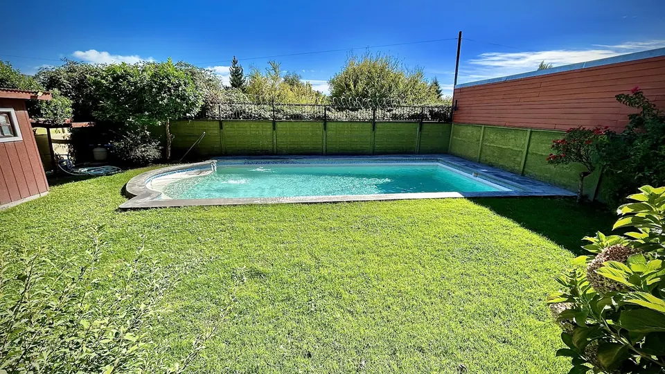 Piscina y patio de la casa en el Condominio Puertas de Hierro
