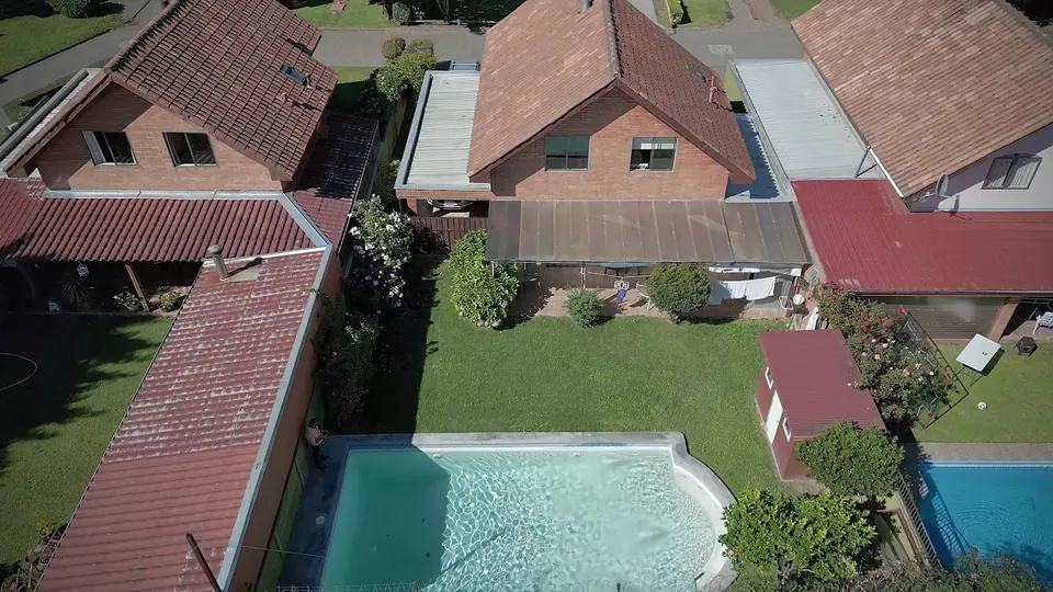 Vista aérea de la piscina y el entorno del condominio