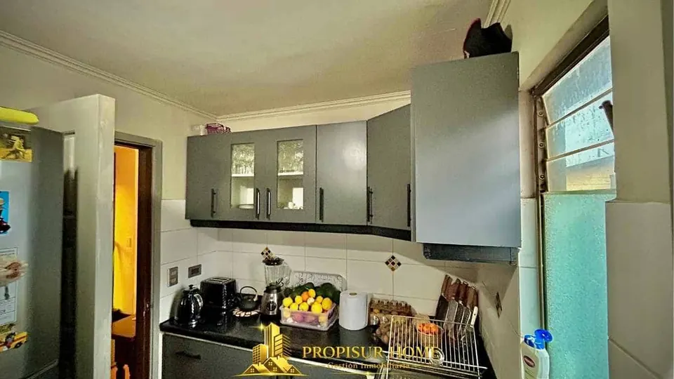 Cocina independiente amoblada de casa en venta en Portal del Valle Angol con excelente distribución y luz natural