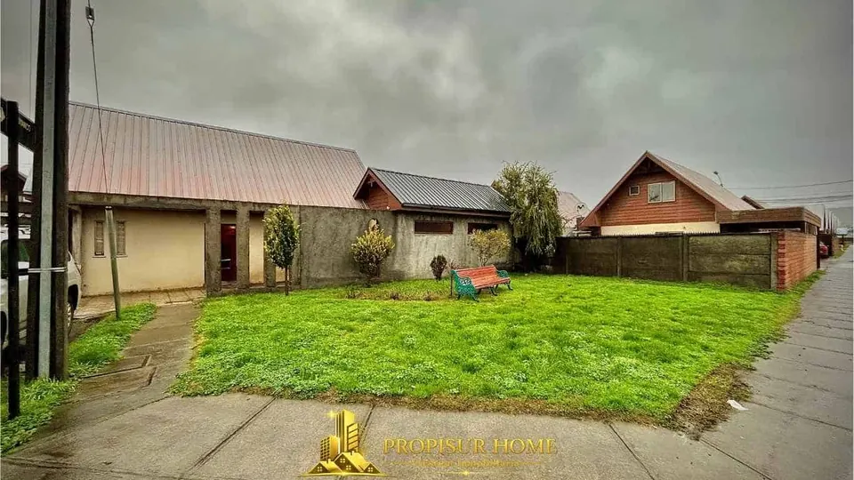 Fachada principal de casa esquina en venta en Portal del Valle Angol con amplio antejardín y excelente ubicación