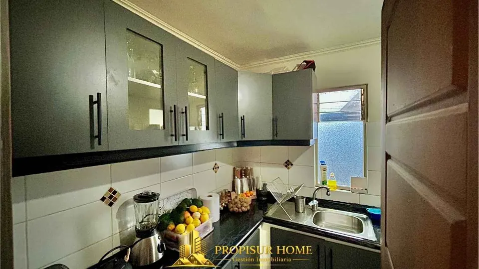Cocina moderna y amoblada de casa en venta en Portal del Valle Angol con excelente iluminación natural