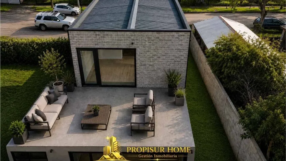 Espacio exterior con mobiliario moderno y jardín en Propisur Home SpA.