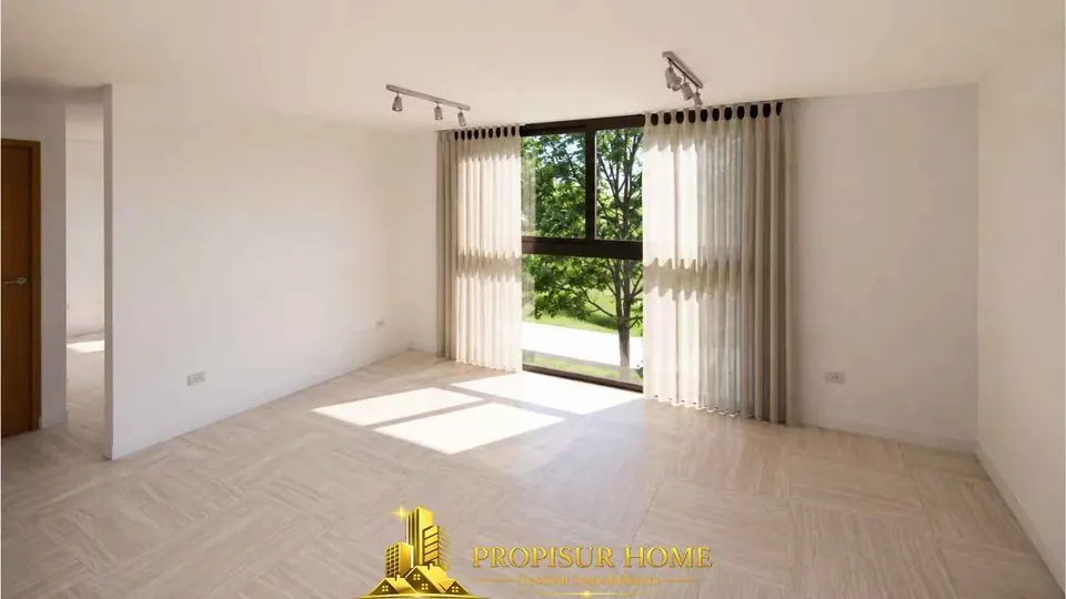 Sala de estar principal de casa nueva en venta en Angol con amplios ventanales y excelente iluminación natural