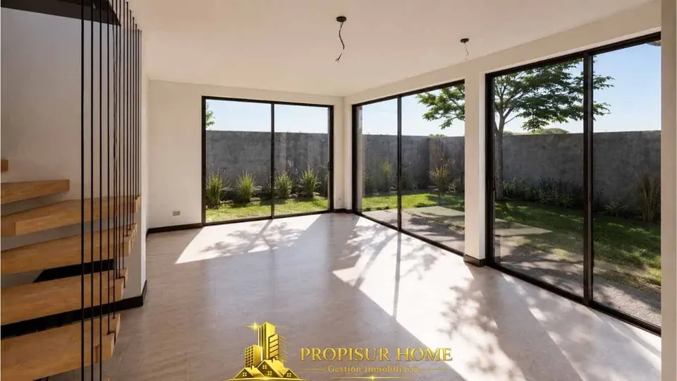 Living de casa nueva en venta en Angol con amplios ventanales, salida directa al patio y excelente iluminación natural