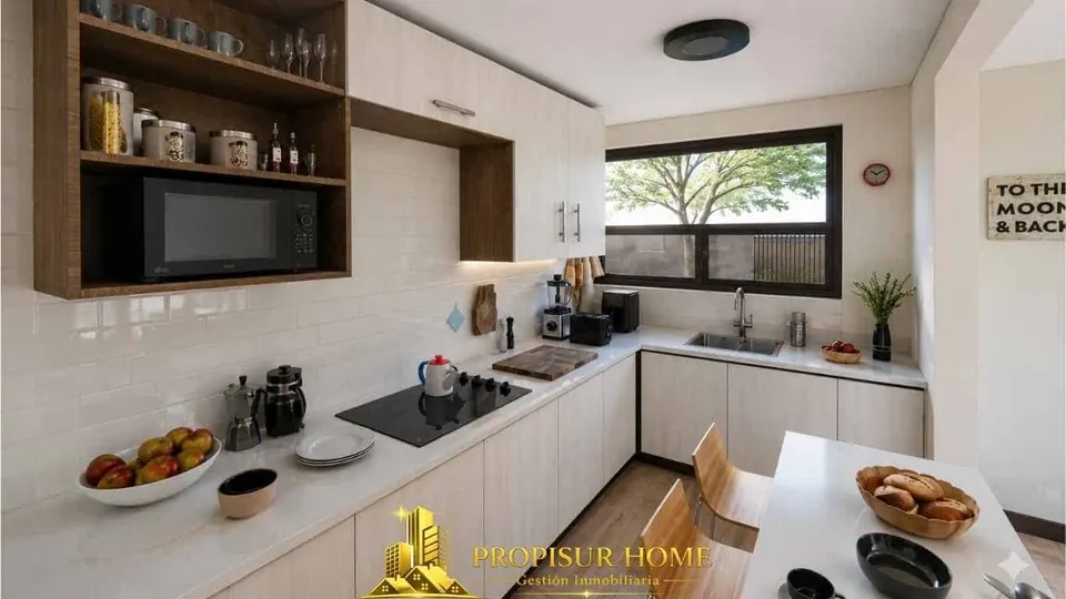 Cocina moderna de casa nueva en venta en Angol con muebles a medida, excelente iluminación natural y terminaciones de alto estándar