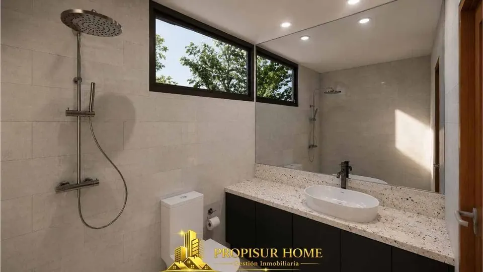 Baño principal de casa nueva en venta en Angol con shower, amplio mueble vanitorio y terminaciones de alto estándar