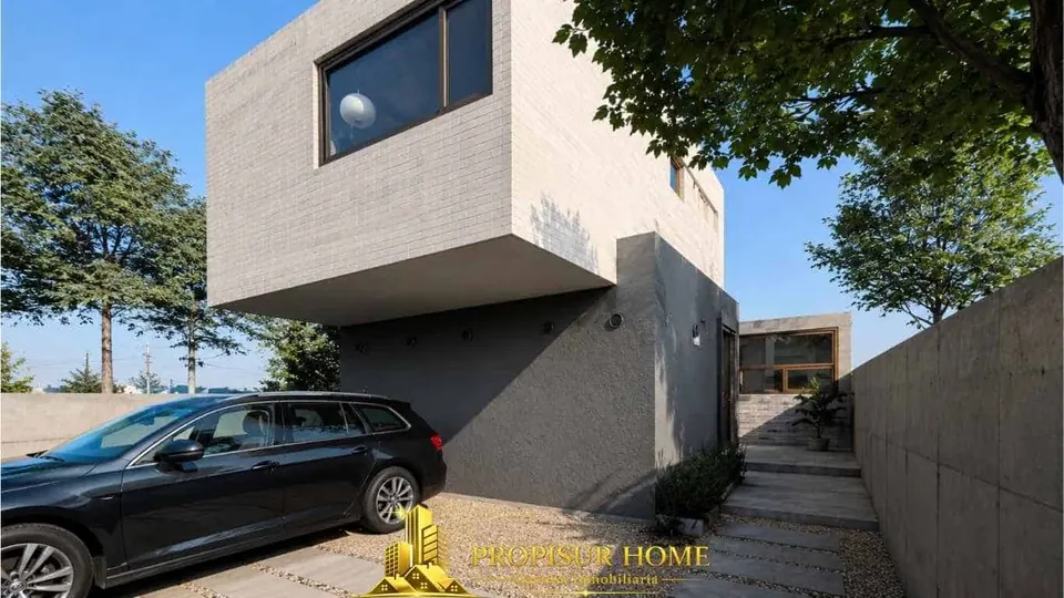 Acceso lateral de casa nueva en venta en Angol con estacionamiento privado, arquitectura moderna y terminaciones de alto estándar