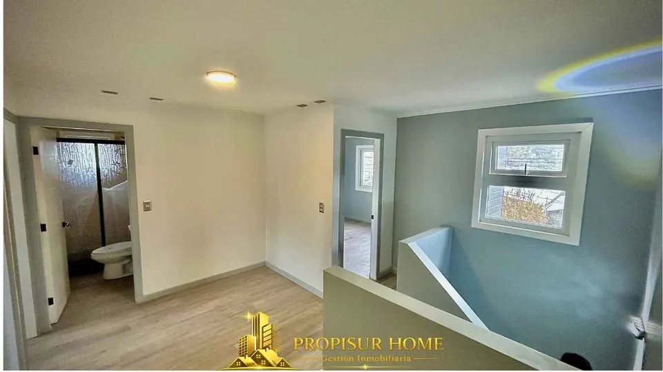 Hall de distribución del segundo piso de casa nueva en venta en Villa Las Araucarias Angol