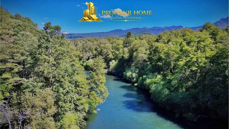 Vista panorámica del río Trancura y bosque nativo en el complejo turístico en venta en Pucón - Propisur Home SpA.